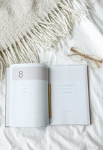 Kép betöltése a Galéria nézetbe, Cherish family memories with the Flashbacks Memory Journal, perfect for recording milestones